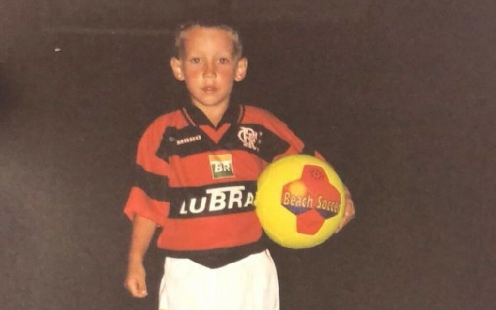 Léo Ortiz ‘agita’ web após foto da época de criança com camisa do Flamengo