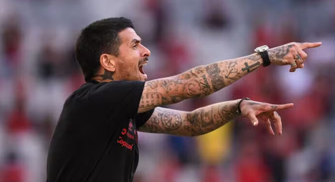 Diretor do Athletico-PR cita Filipe Luís e Flamengo para justificar contratação de técnico argentino