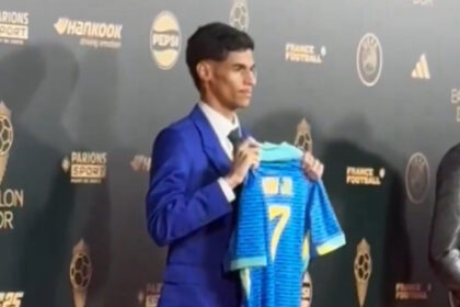 Luva de Pedreiro com camisa de Vini Jr na Bola de Ouro