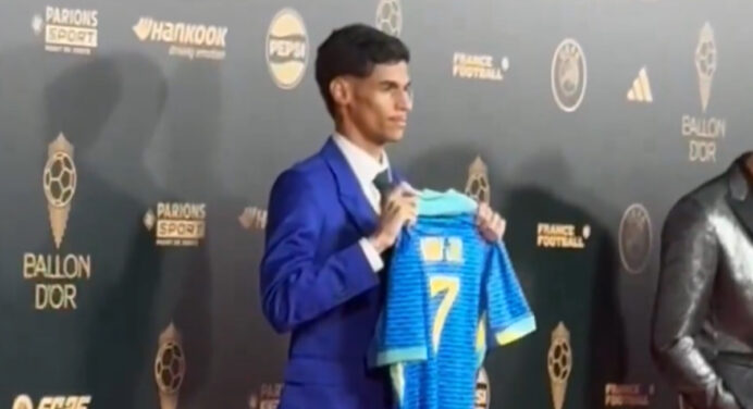 Luva de Pedreiro exibe camisa de Vini Jr em cerimônia da Bola de Ouro e gera burburinho na web