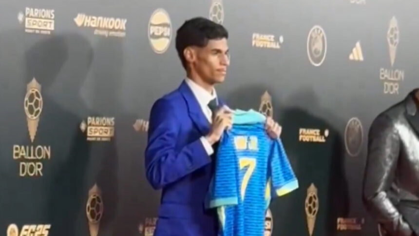 Luva de Pedreiro com camisa de Vini Jr na Bola de Ouro