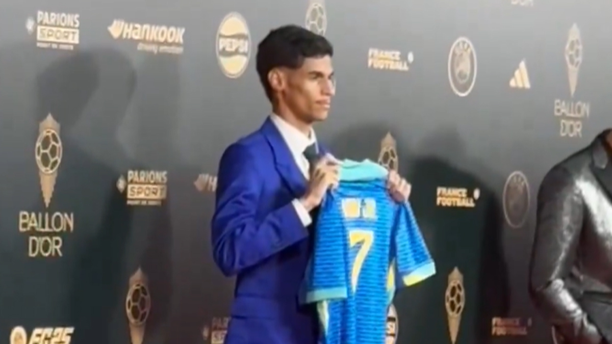 Luva de Pedreiro com camisa de Vini Jr na Bola de Ouro