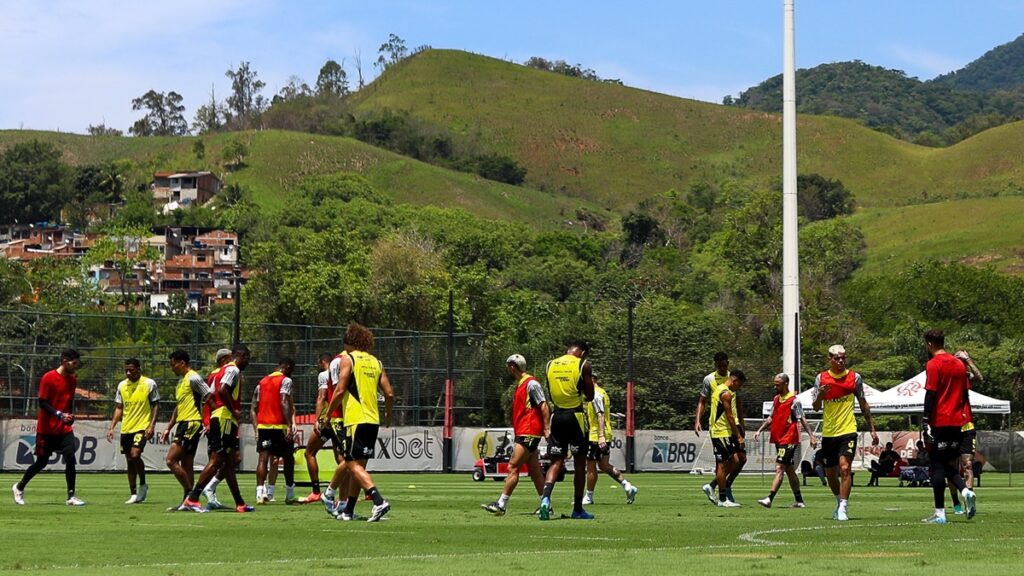 Filipe Luís utiliza trio inédito em treino do Flamengo