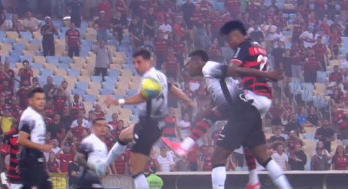 Virou vôlei? Jogador do Corinthians faz bloqueio com o braço na bola, mas árbitro não marca pênalti para o Flamengo