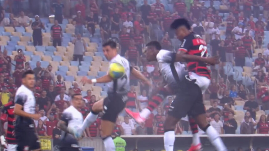 Virou vôlei? Jogador do Corinthians faz bloqueio com o braço na bola, mas árbitro não marca pênalti para o Flamengo