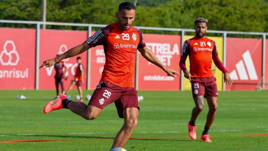 Roger Machado tem 2 ex-Flamengo em provável escalação do Internacional para jogo de hoje; veja