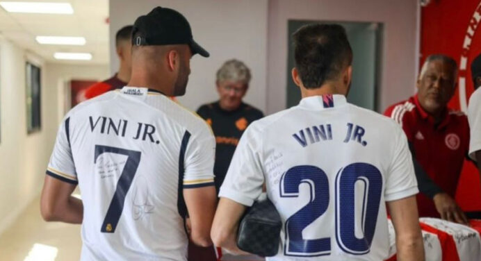 Ex-jogadores do Flamengo homenageiam Vini Jr e mandam recado sobre a Bola de Ouro 2024
