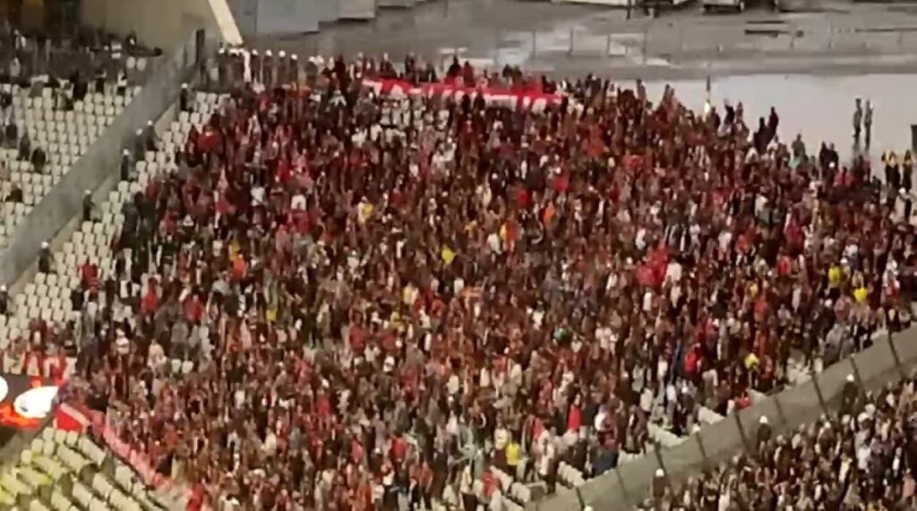 Torcida do Flamengo dá show e cala corinthianos em Itaquera; veja vídeo