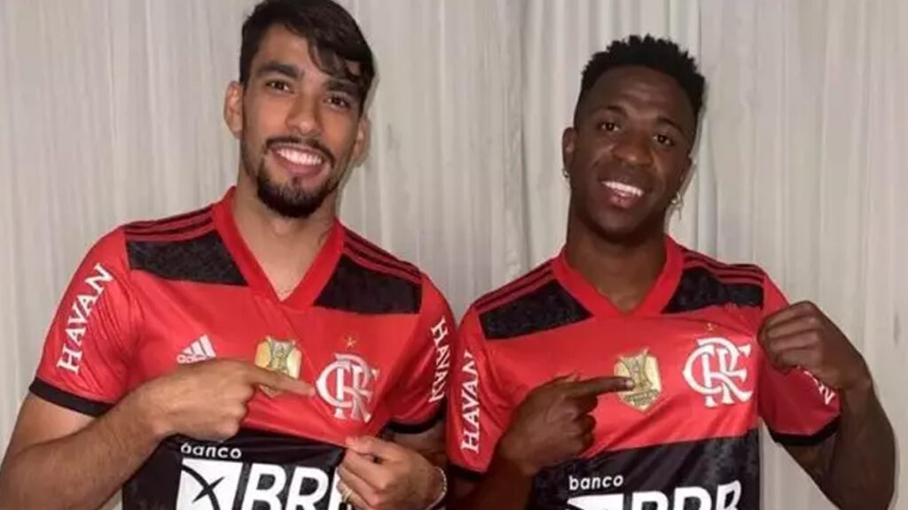 Vini Jr e Lucas Paquetá com a camisa do Flamengo