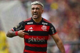 Arrascaeta comemora gol pelo Flamengo