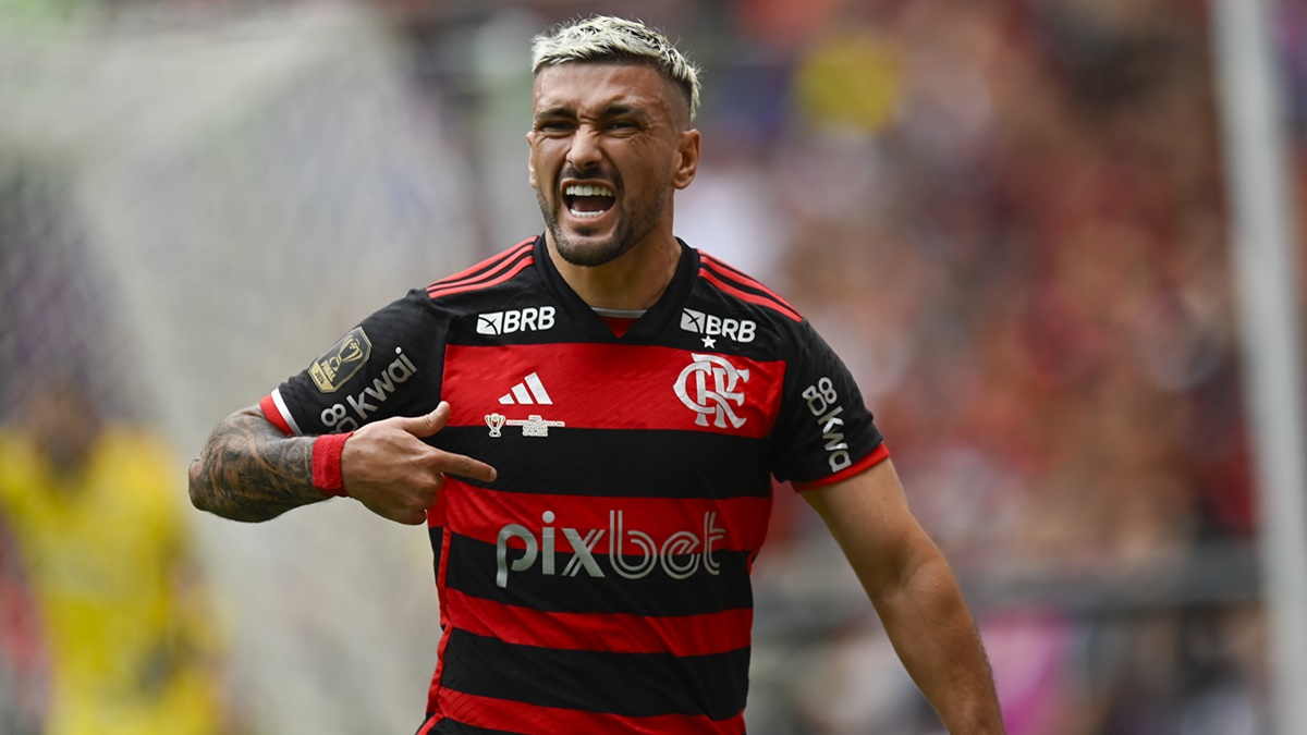 Arrascaeta comemora gol pelo Flamengo