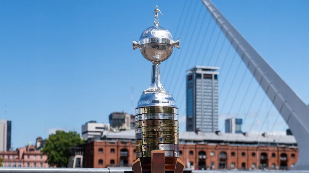 Conmebol faz ajuste no troféu da Libertadores às vésperas de final