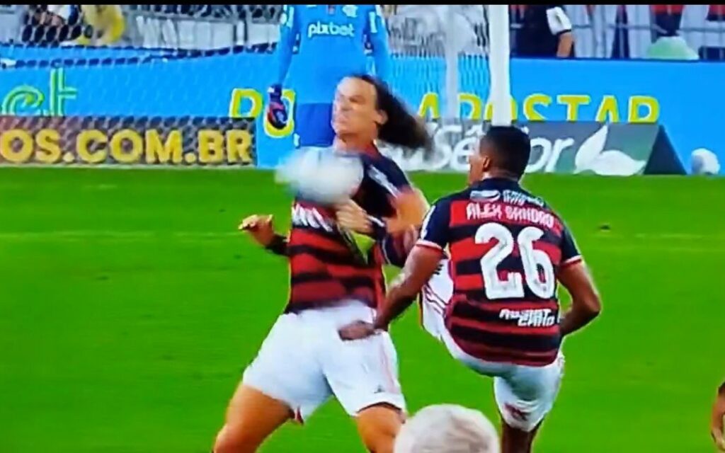 Dublador decifra diálogo após chute de Alex Sandro em David Luiz em jogo do Flamengo no Maracanã