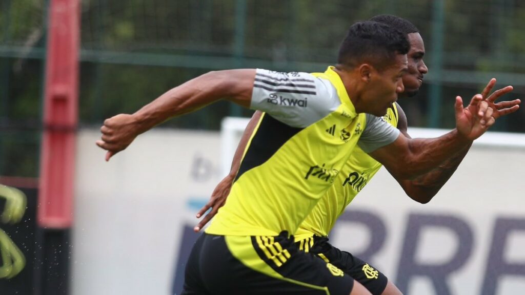 Evertton Araújo provoca jogador do Flamengo em treino: “Dá para você não, coroa”