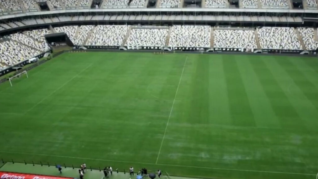 Gramado da Arena MRV ficou com poças d'água um dia antes da final da Copa do Brasil