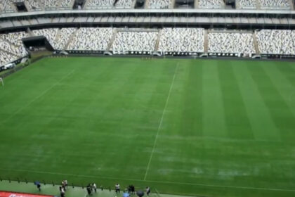 Gramado da Arena MRV ficou com poças d'água um dia antes da final da Copa do Brasil