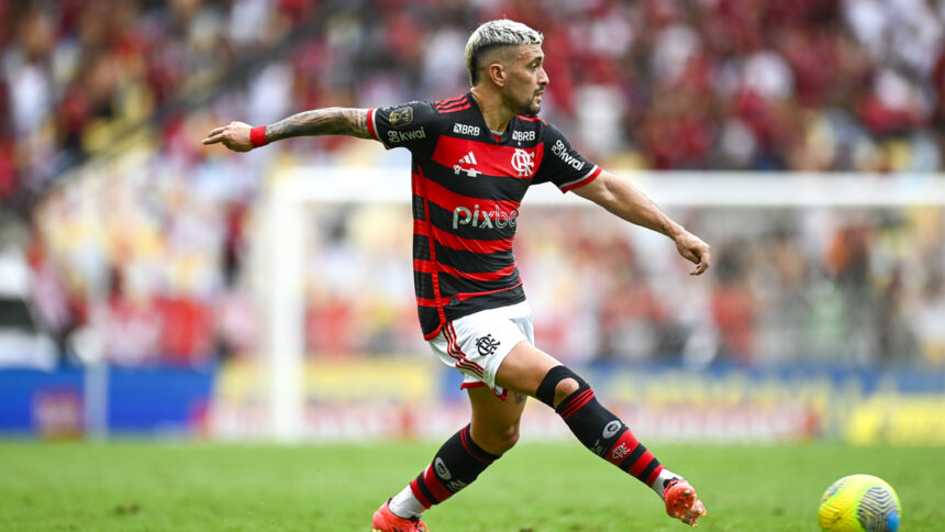 Arrascaeta em ação pelo Flamengo no Maracanã