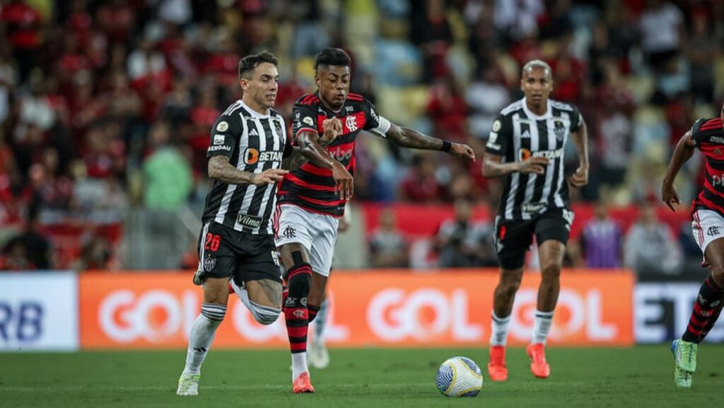 Goleiro do Atlético-MG tem noite de Neuer, pega pênalti, e Flamengo empata em jogo do Brasileirão