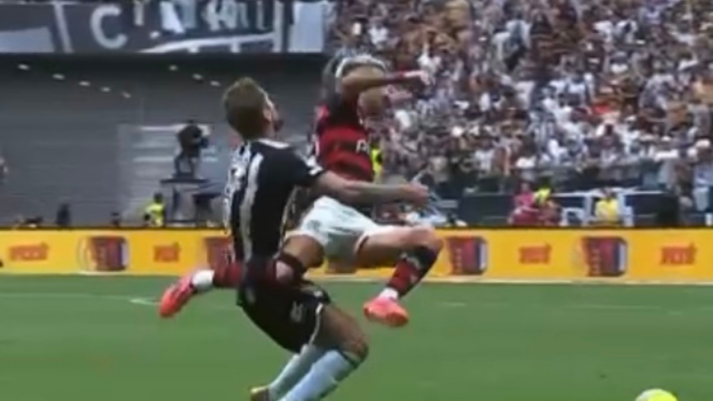 Roubado de novo! Arbitragem ‘segura’ cartão vermelho após jogador do Atlético-MG impedir gol do Flamengo