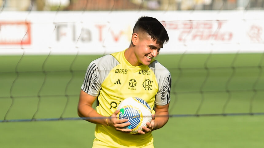 Filipe Luís usa trio inédito no meio de campo e prepara novidade em escalação do Flamengo