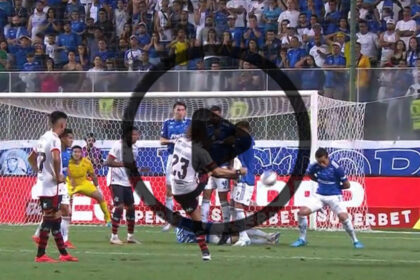 David Luiz fez gol de falta pelo Flamengo