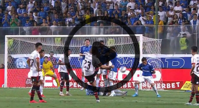 David Luiz engana barreira e marca golaço de falta em jogo do Flamengo; veja vídeo