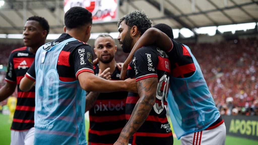 Elenco do Flamengo comemorando