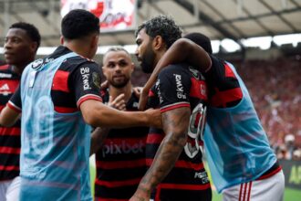 Elenco do Flamengo comemorando