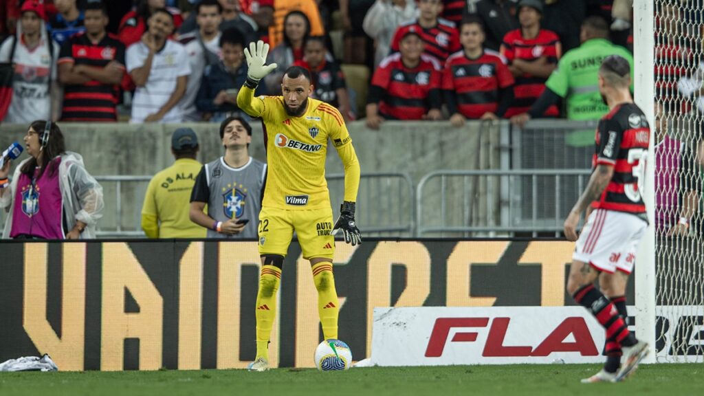 Absurdo! Everson chuta bola contra gandula do Flamengo