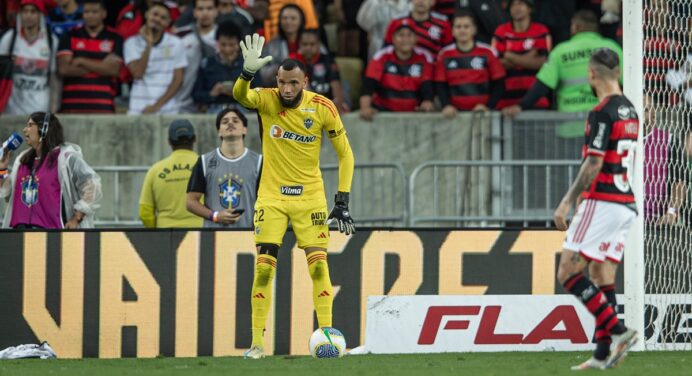 Absurdo! Everson chuta bola contra gandula do Flamengo