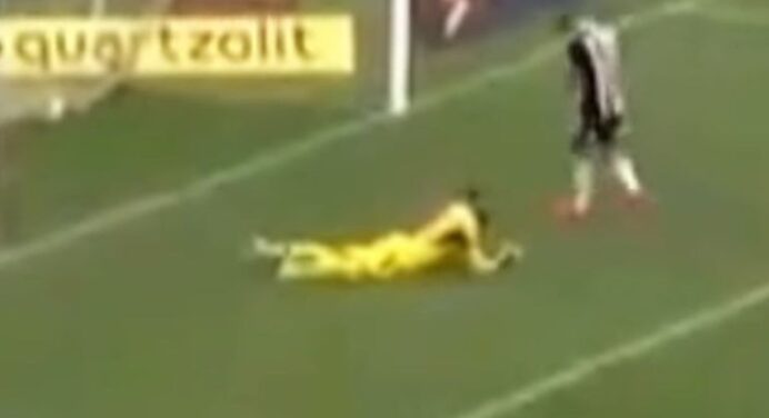 Ai, que dó! Goleiro do Atlético-MG se desespera, soca o chão e fica caído por meio minuto após 3º gol do Flamengo