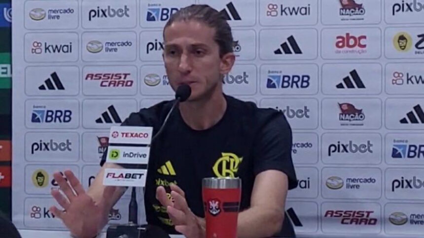 Filipe Luís em coletiva no Flamengo