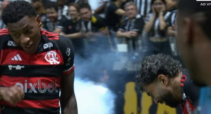 ABSURDO! Torcedores do Atlético-MG jogam bombas no gramado e fotógrafo fica ferido em jogo contra o Flamengo