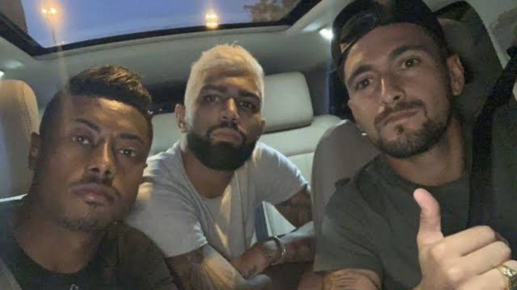 Arrascaeta posta foto emblemática com Gabigol e Bruno Henrique, e torcedores do Flamengo agitam a web 