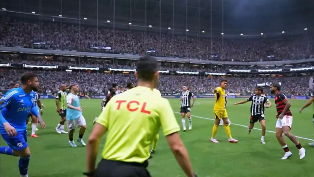 LAMENTÁVEL! Torcida do Atlético-MG joga bombas no gramado após gol e título do Flamengo na Copa do Brasil 