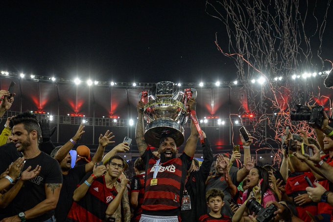 Rodinei levanta taça de campeão da Copa do Brasil 2022, pelo Flamengo