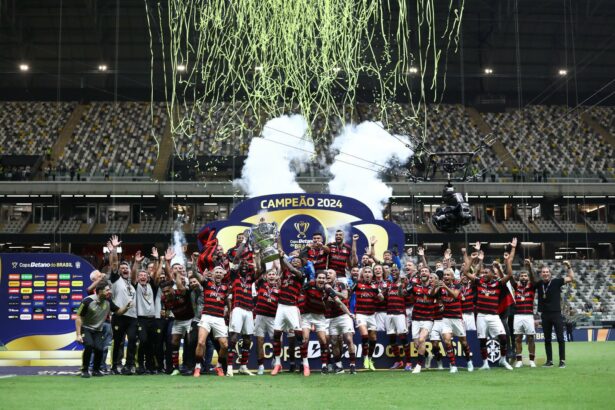 Flamengo levantando taça da Copa do Brasil de 2024