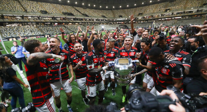 Coluna do Torcedor: “Era do profissionalismo: a verdadeira indutora da consolidação do protagonismo do Flamengo no RJ e Brasil”