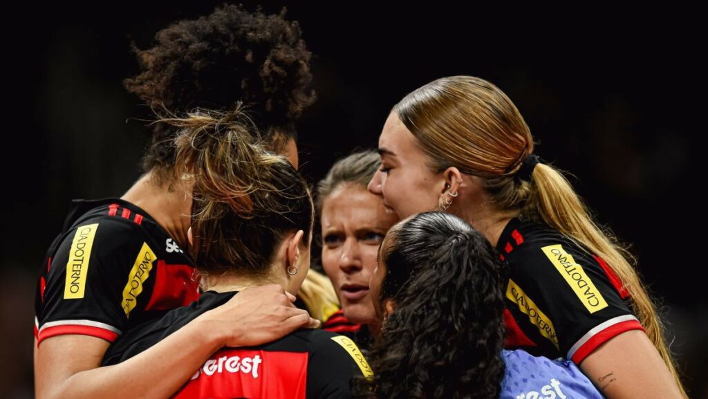 Flamengo leva virada inacreditável do Praia Clube, que segue com 100% na Superliga Feminina