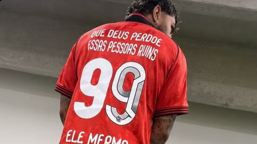 Gabigol com camisa polêmica após título do Flamengo