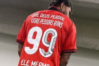 Gabigol com camisa polêmica após título do Flamengo