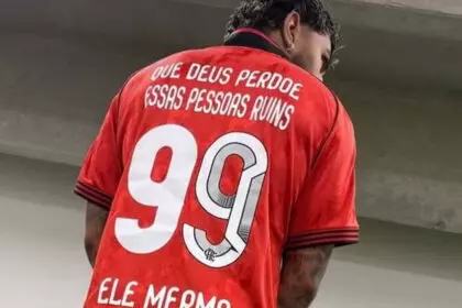 Gabigol com camisa polêmica após título do Flamengo