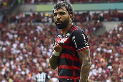 Gabigol comemora gol pelo Flamengo no Maracanã