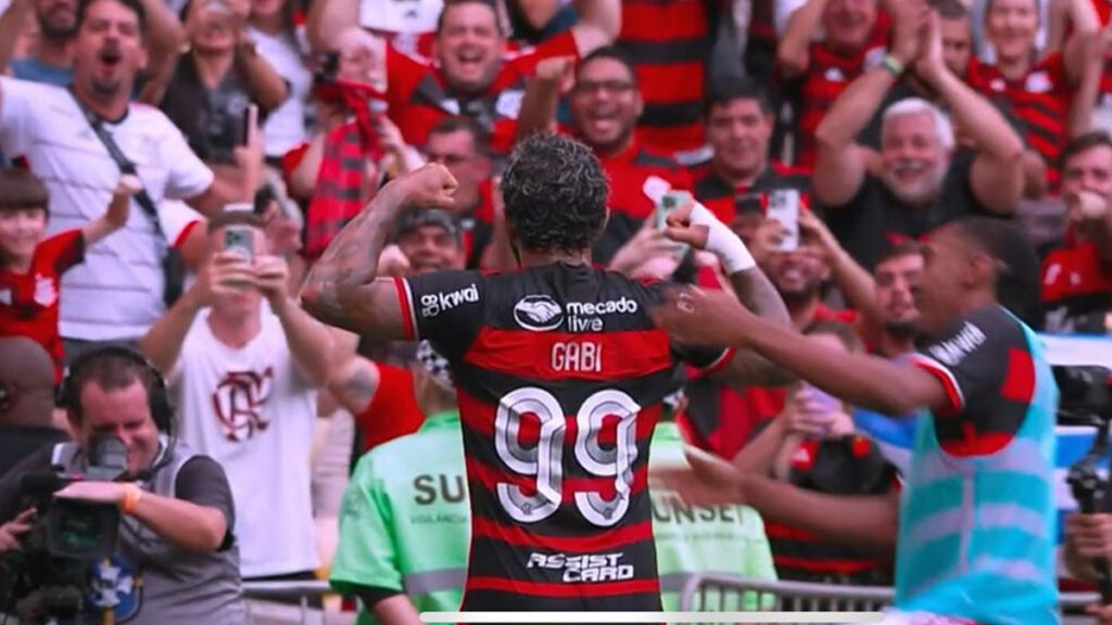 Gabigol comemora gol pelo Flamengo no Maracanã