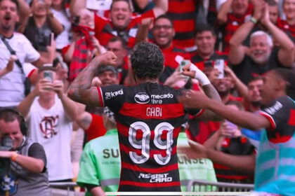 Gabigol comemora gol pelo Flamengo no Maracanã