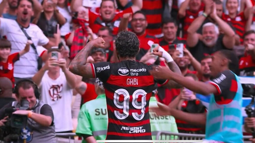 Gabigol comemora gol pelo Flamengo no Maracanã