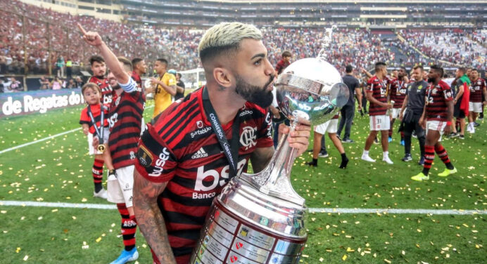 Campeão do mundo elogia Flamengo e provoca Botafogo em comparação sobre Libertadores