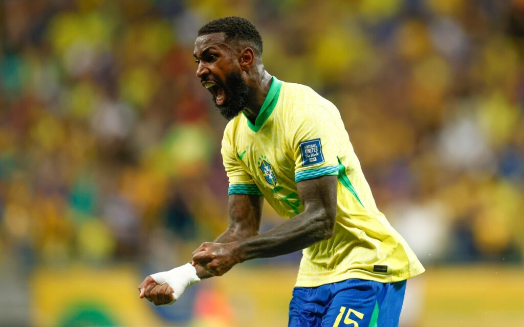 Gerson abre o coração após marcar gol em jogo da Seleção Brasileira