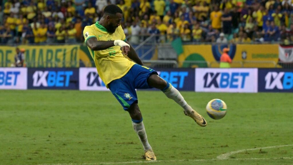 Gerson marca golaço e salva o Brasil contra o Uruguai; Varela faz bom jogo e segura Vini Jr