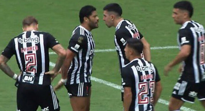 Deu ruim, Hulk? Jogadores do Atlético-MG brigam entre si em jogo contra o Flamengo